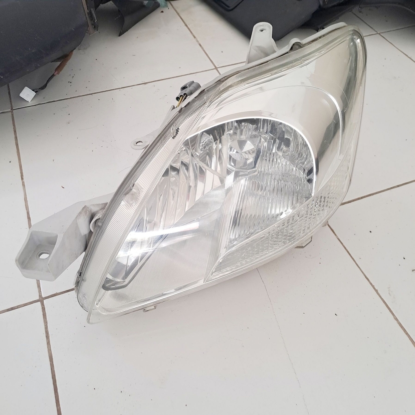 Lampu depan Vios gen2 posisi depan sebelah kiri